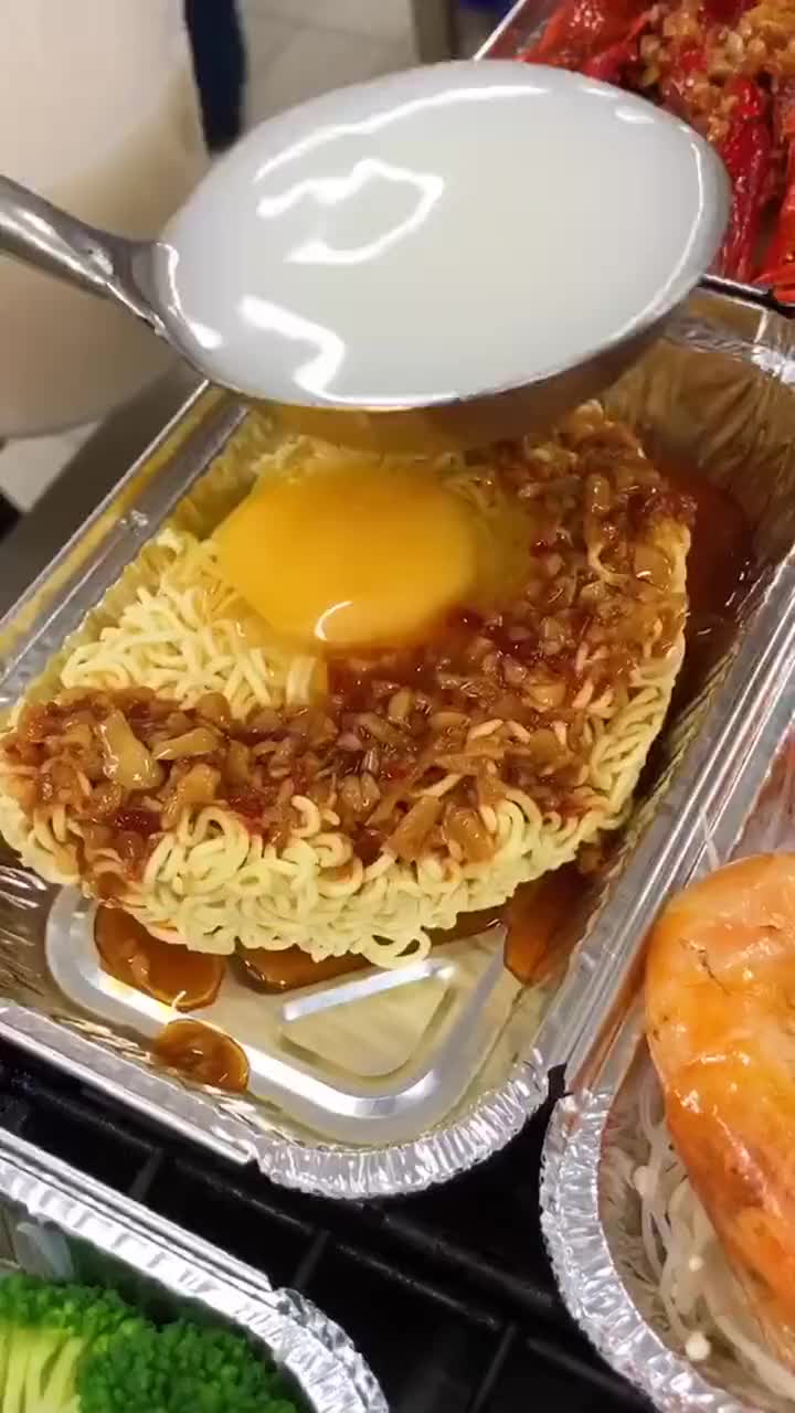 好久没有吃方便面了,今天给它来一个锡纸烧小吃