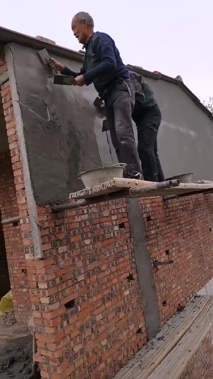 现在农村盖房子,还用这样的架子,都是为了生活的老师傅