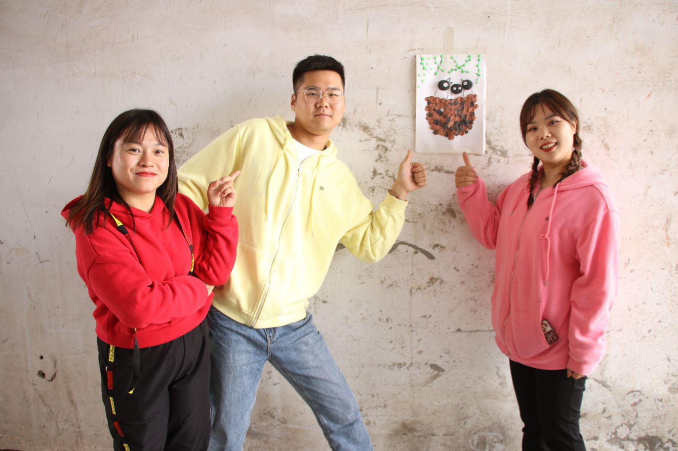 王小九手工制作粘土燕子窝用笔画上小嘴巴和身体看着真有爱