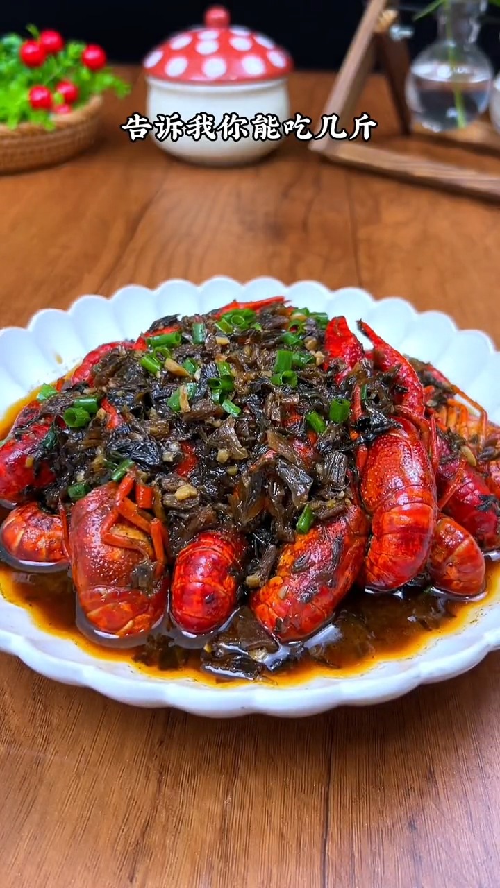 小龙虾捡回来不要只会蒜蓉和麻辣了,试试这个梅干菜焖小龙虾,咸香入味