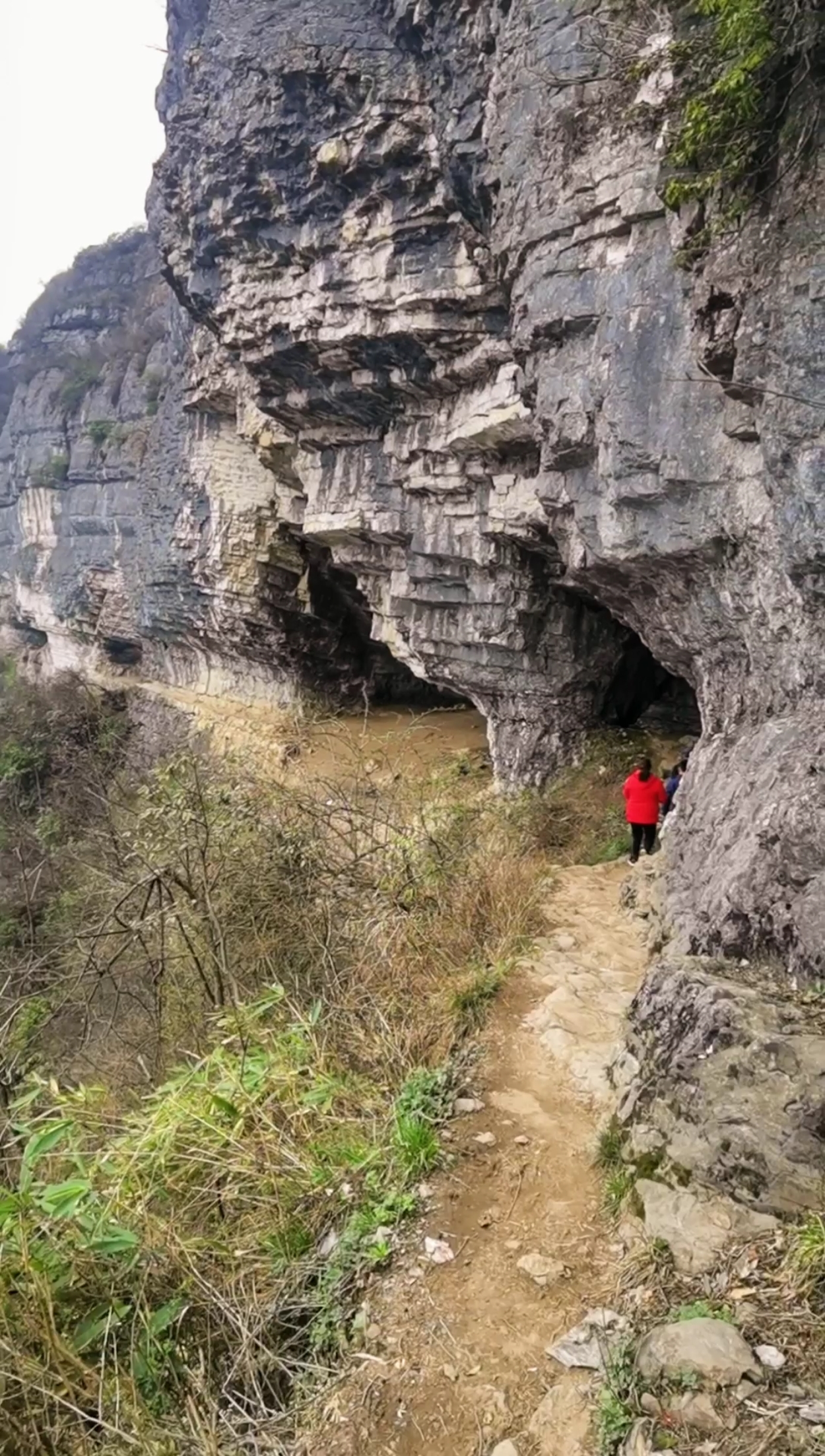 湖南湘西八面山燕子洞,曾经躲土fei的地方,洞里可以走几天几夜走不完