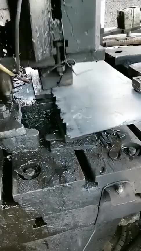 工厂夺命流水线,效率杠杠的,就是缺少安全措施