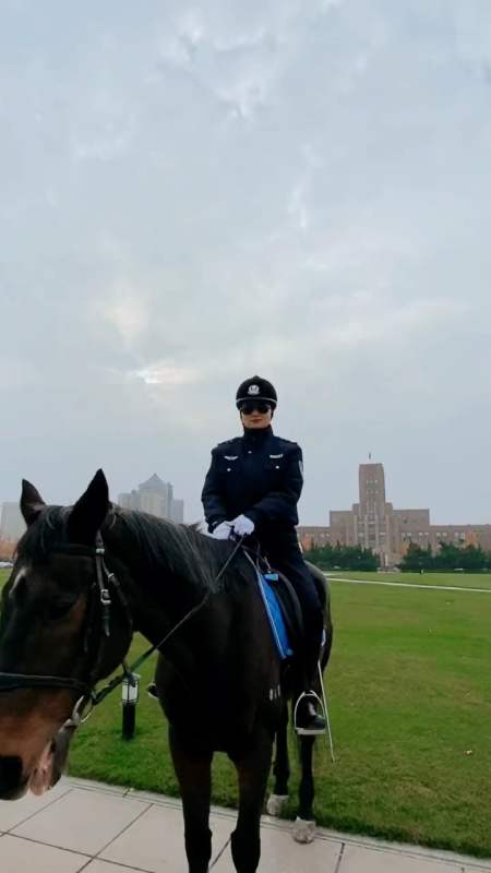 大连男骑警图片