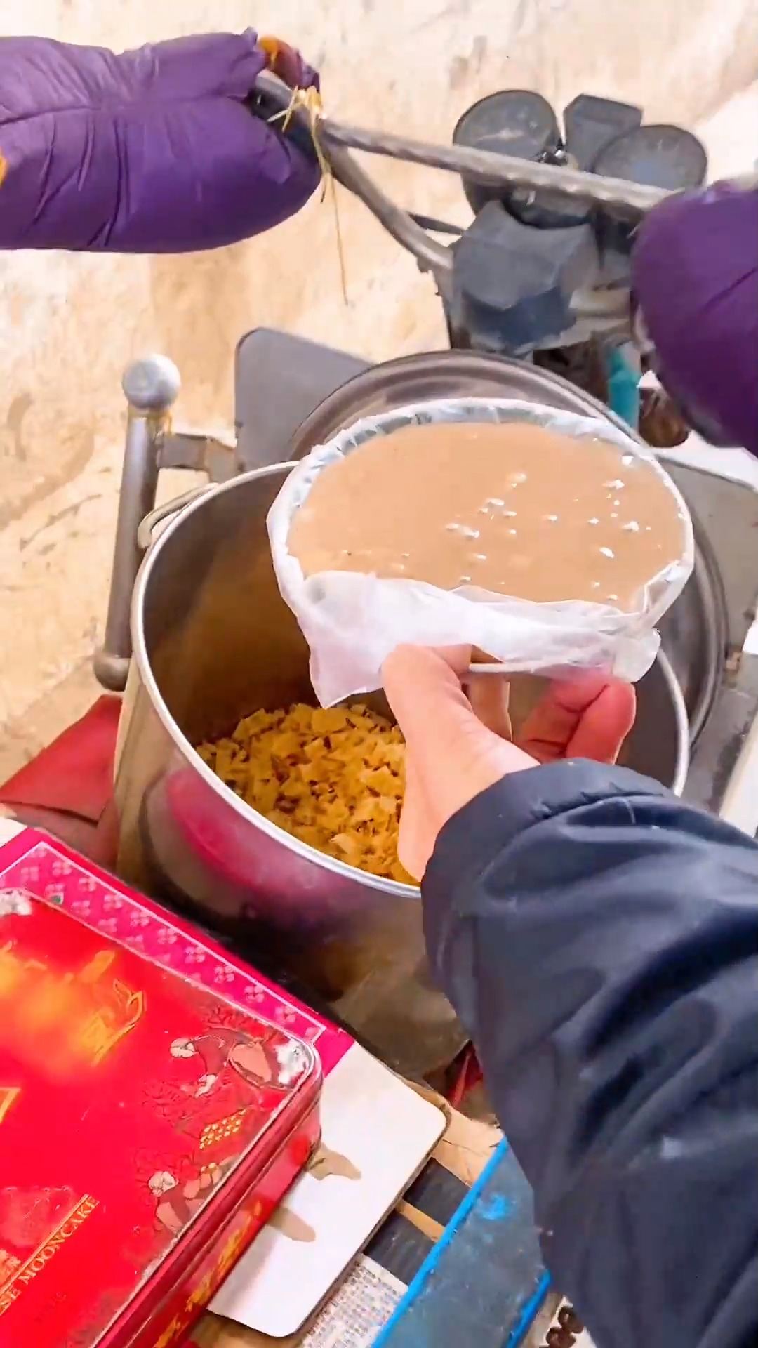 美食记#传统美食小吃油茶,看这大壶真不常见,里面有花生杏仁黑芝麻