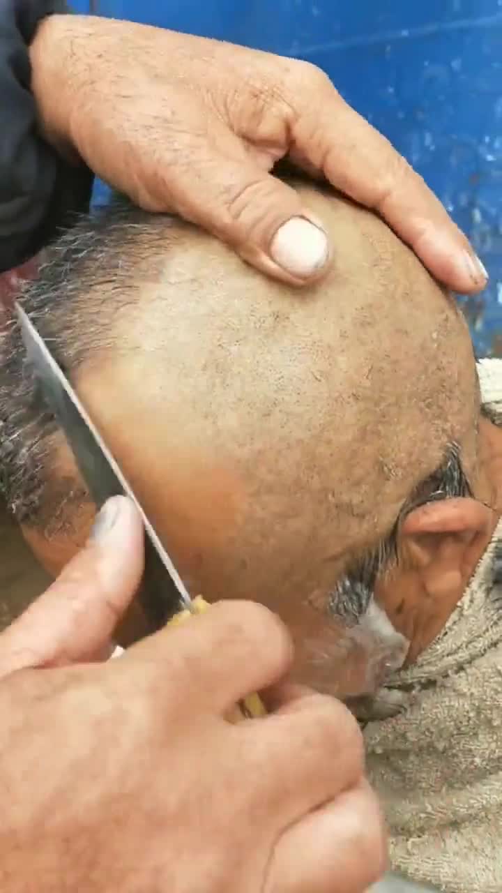 这才是真正的手艺人,没想到竟然用刀刮头,这技术也是没谁了