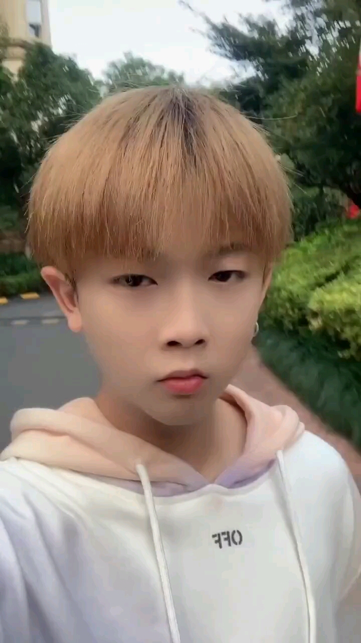 喂的我衣服上全是.@十三进城辣(o4547842) @浩辉进城辣  (o2863