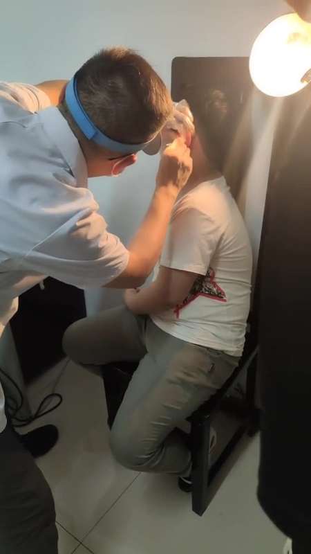 从小到大不让碰他的耳朵这下好了吧耳屎长满到医院让医生给掏耳屎