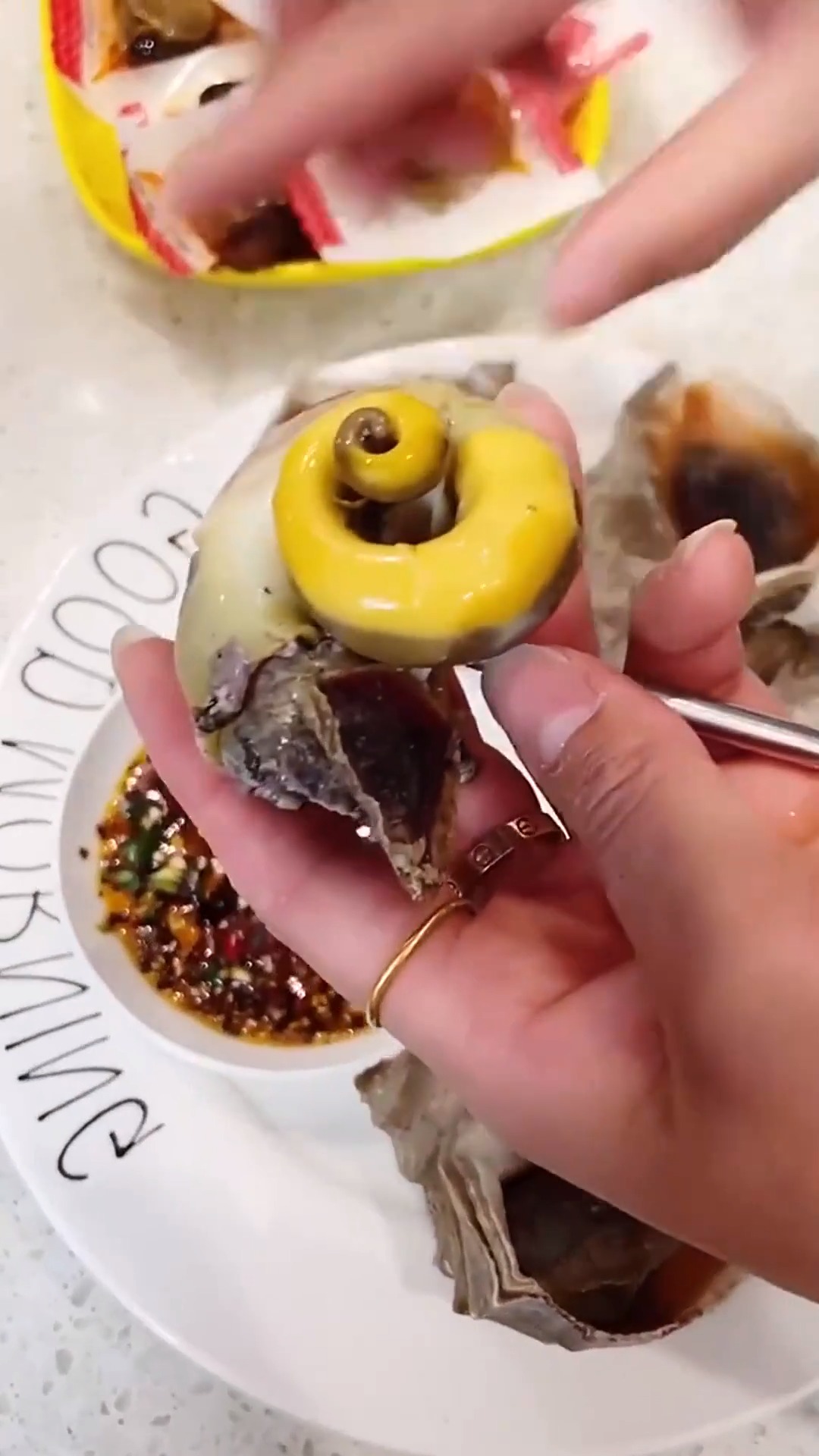 生在大海边的我,教大家吃海螺的技巧,这一幕学会了吗?