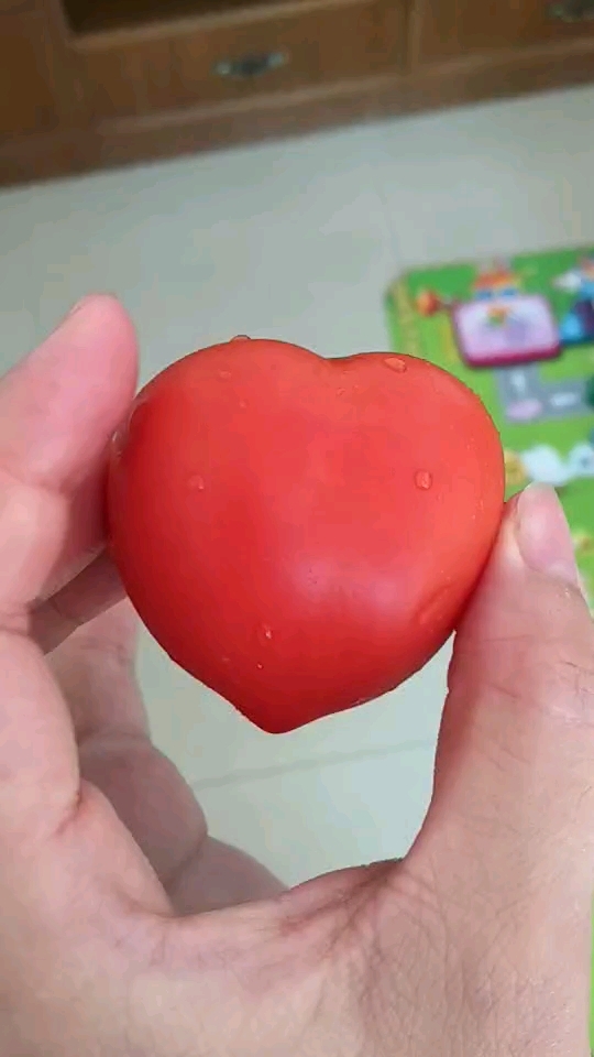 请对着这个心形圣女果猛搓