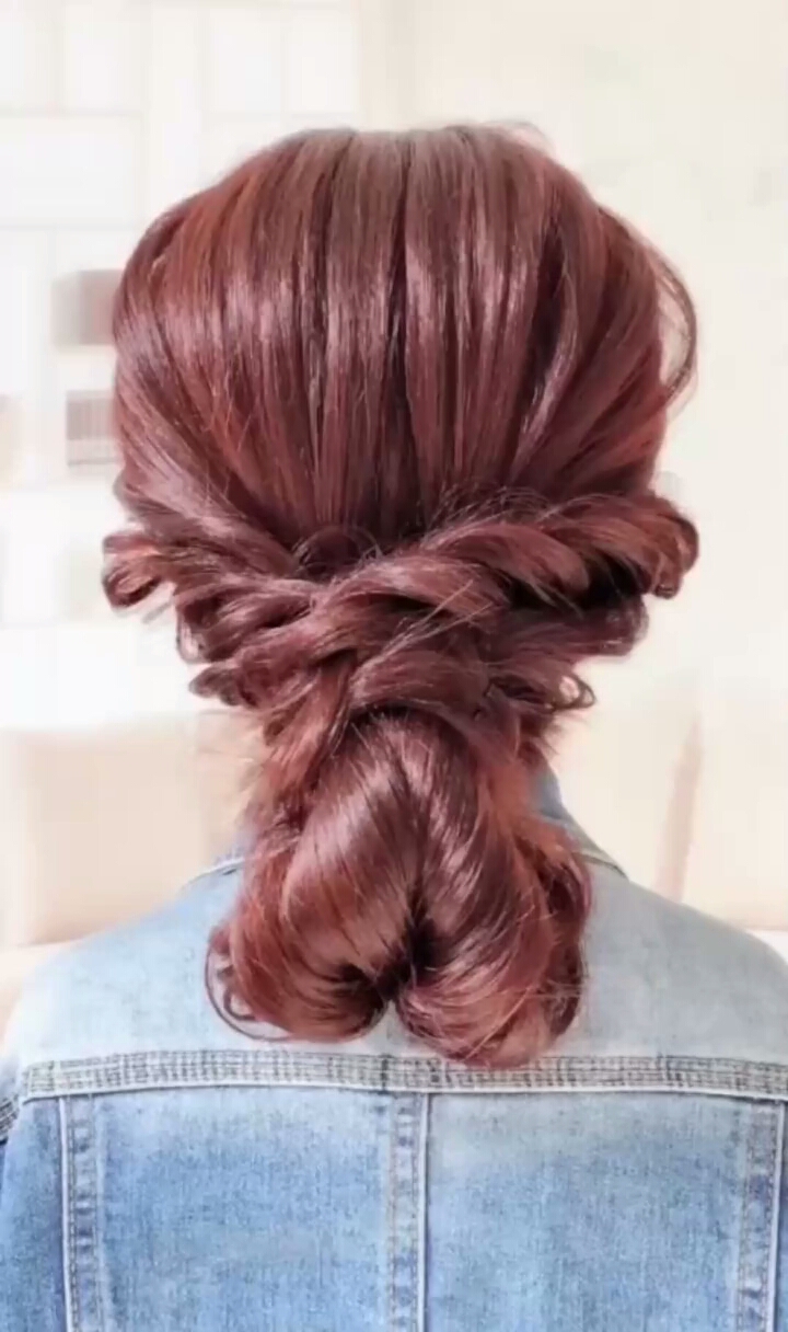 郊游踏青#妈妈超爱的一款低马尾盘发,个性的心形造型,减龄又温柔哦!