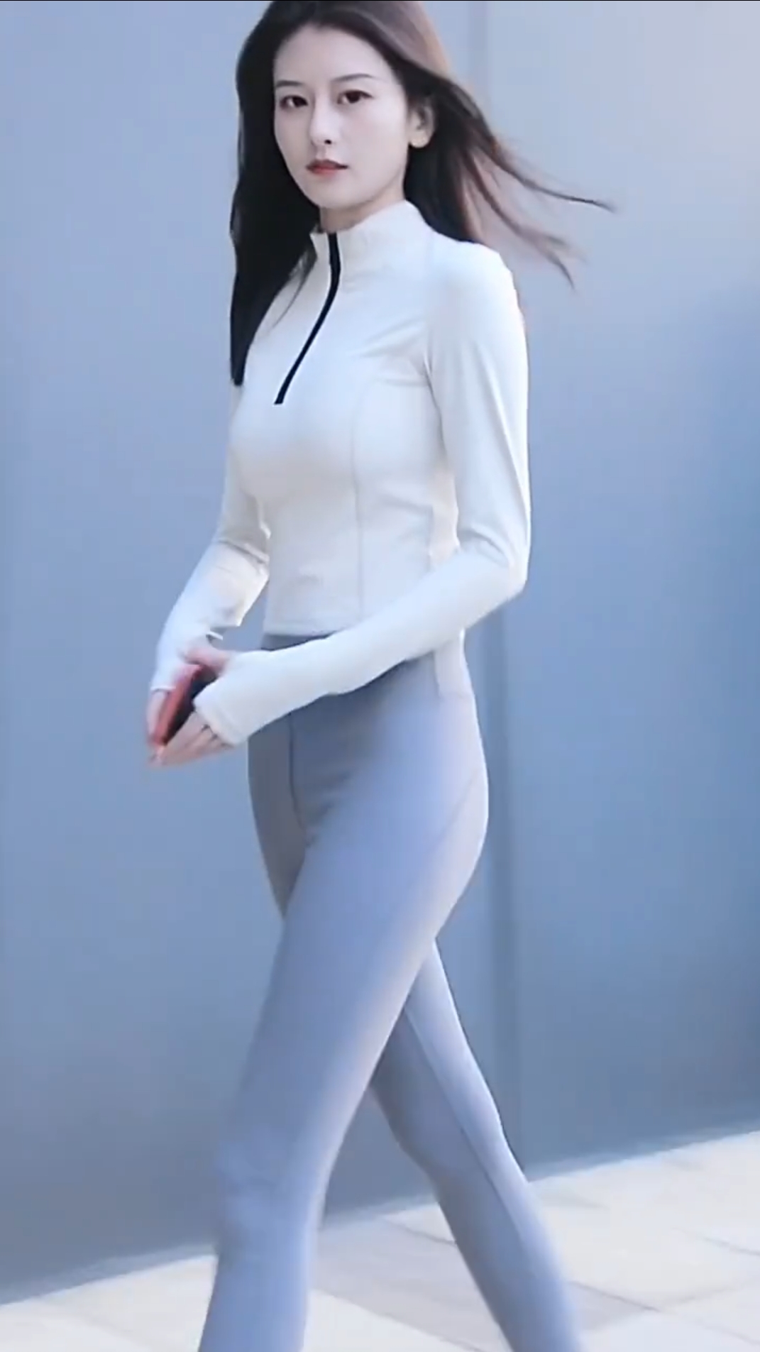 美女紧身衣穿搭忍不住多看了几眼,没想到小姐姐的表情太逗了