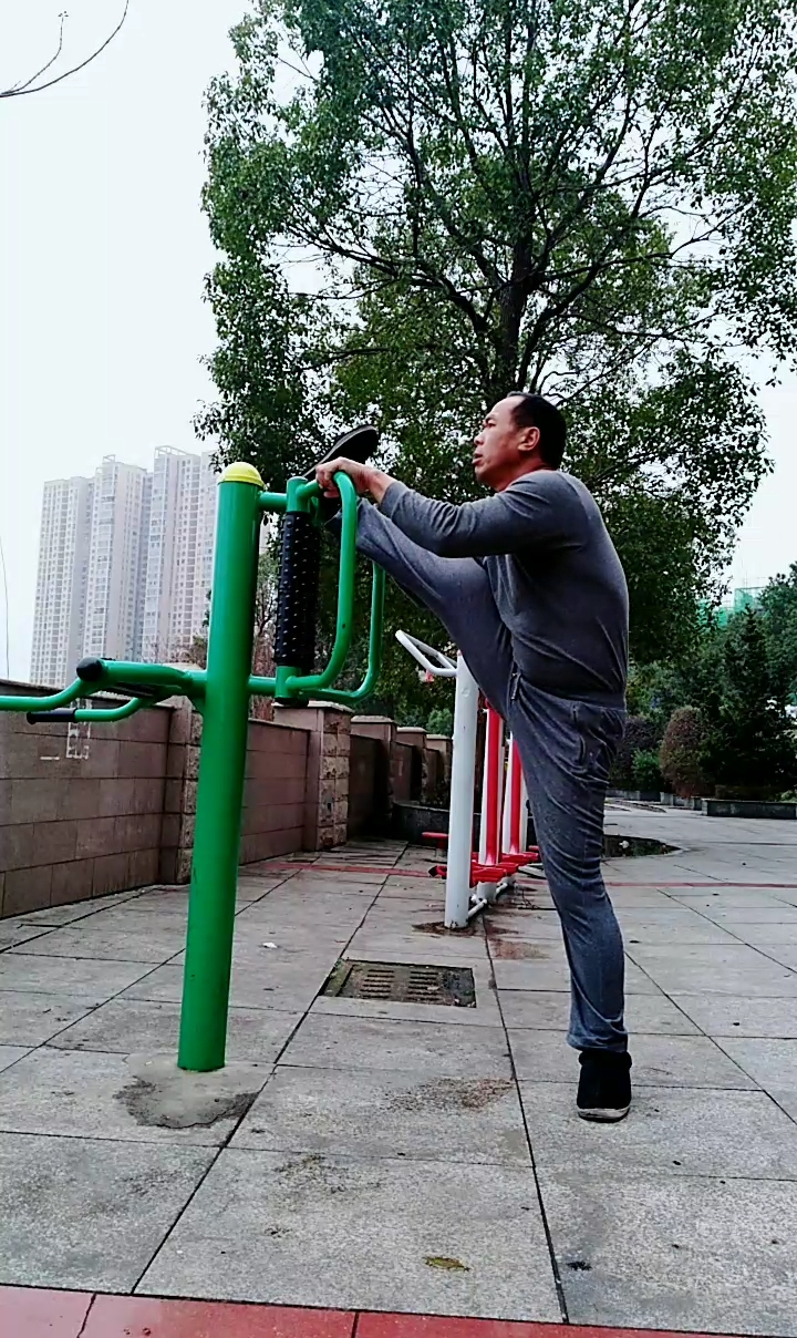 健身宁教练传递健身正能量#压腿练习