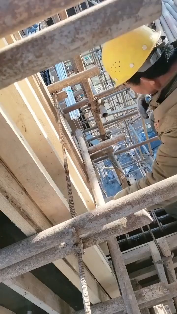 木工师傅加固独立柱