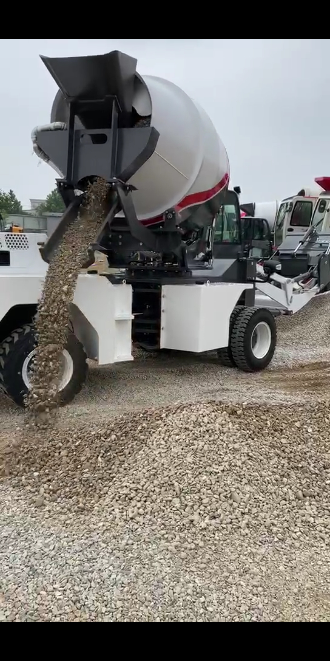 武汉加油中国加油#新型自动搅拌车,建筑工地,修路 工程机械.