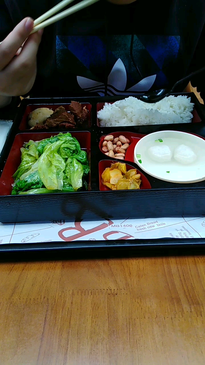 机场快餐 一盒70, 不如高铁45的.