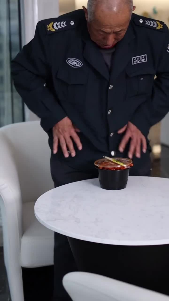 男人的肩膀上扛的是责任,成年人的世界没有容易二字,只有努力的付出