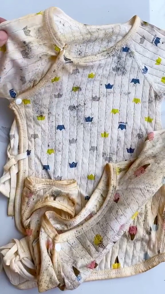 龙凤胎要生了,都说穿旧衣服宝宝好带,可找出大宝的旧衣服都发霉了