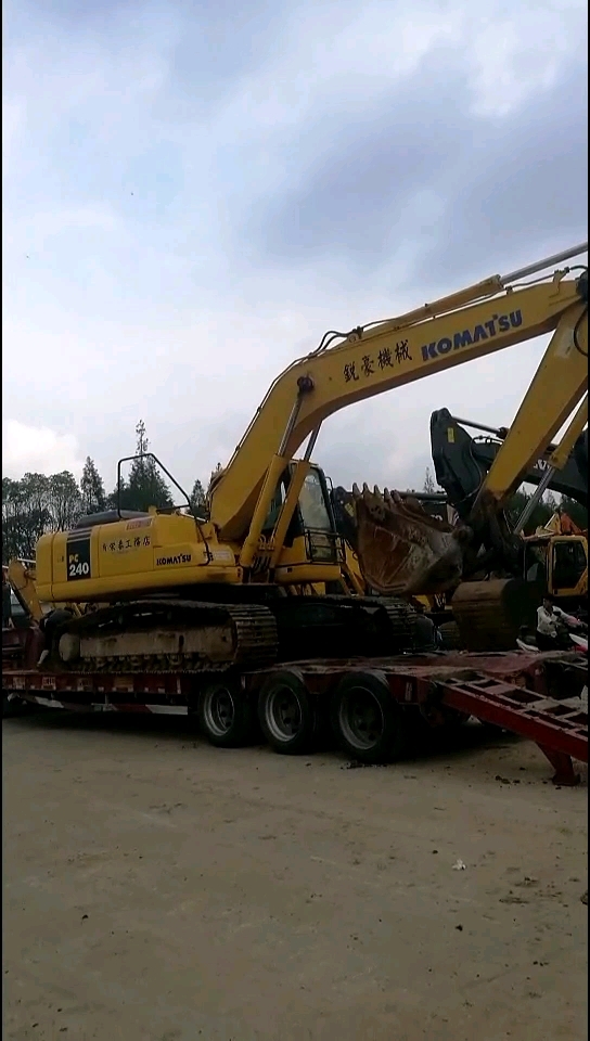 小松240挖掘机装车发货