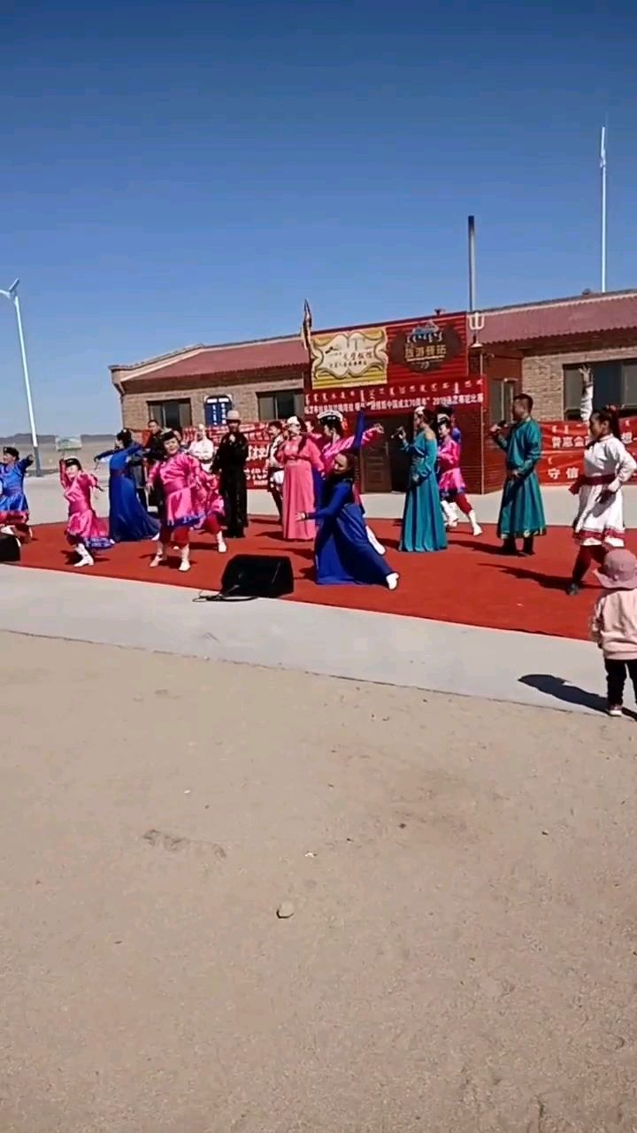 旗乌兰牧骑下乡到牧区慰问演出