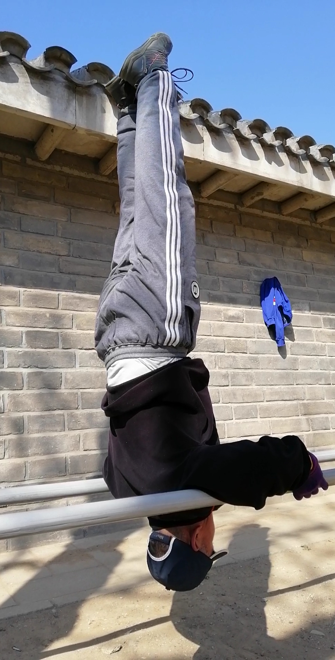 我要上热门#多年不做的双杠肩倒立,小试一把