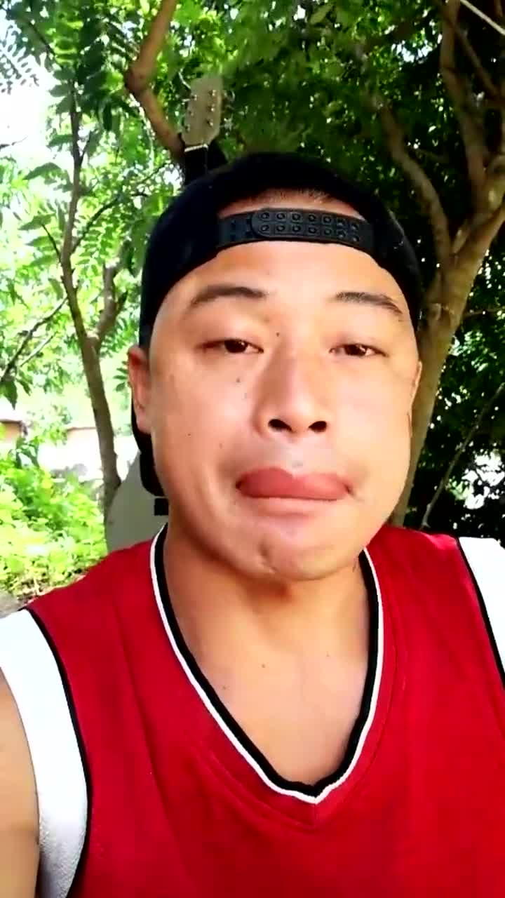 今天又被蜜蜂给蜇了这性感的香肠嘴终于不用去美容院整了