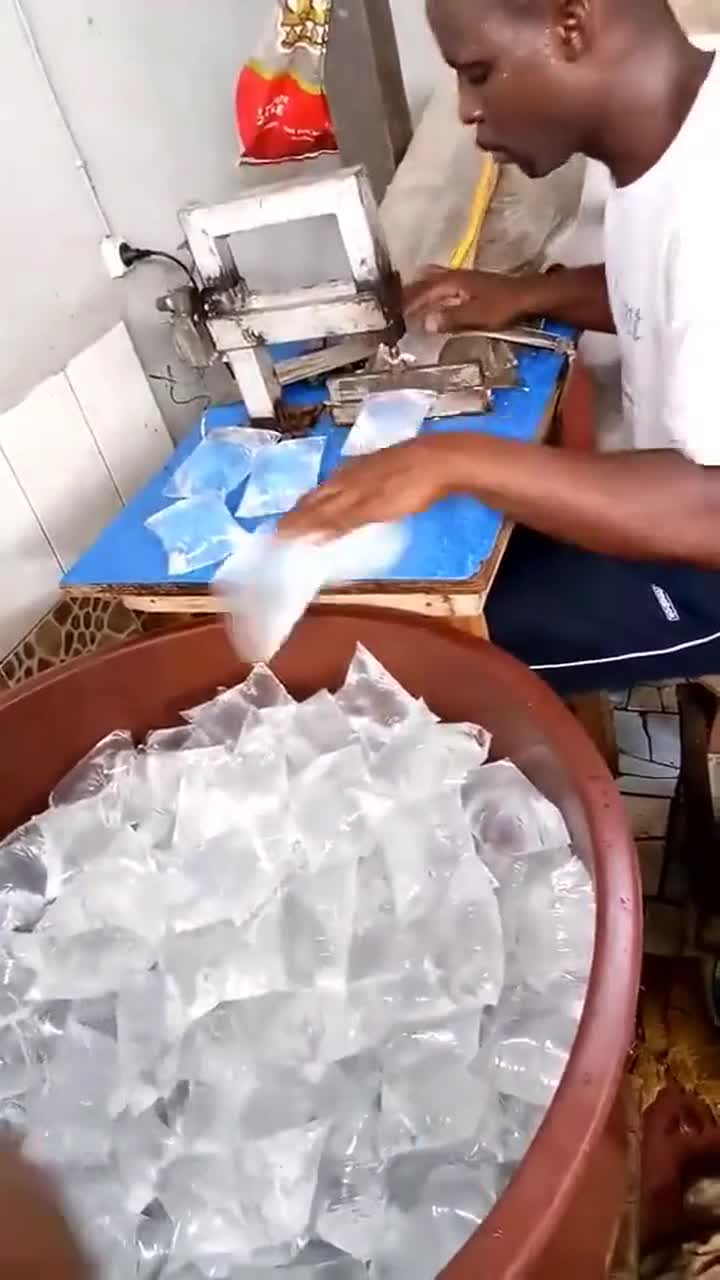 非洲流行袋装水,一袋两块钱