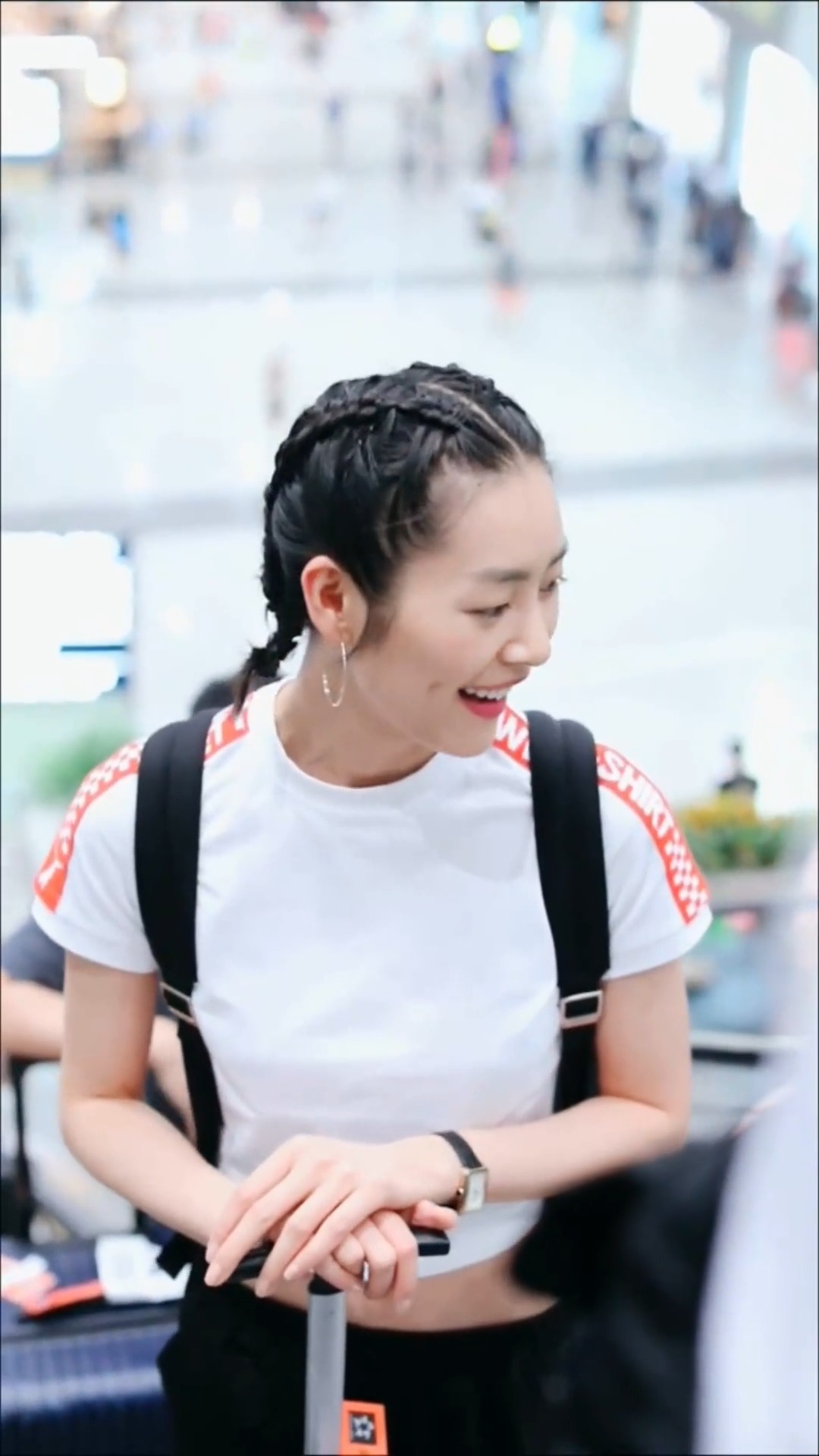 娱乐#刘雯头扎两个小辫子,可爱十足