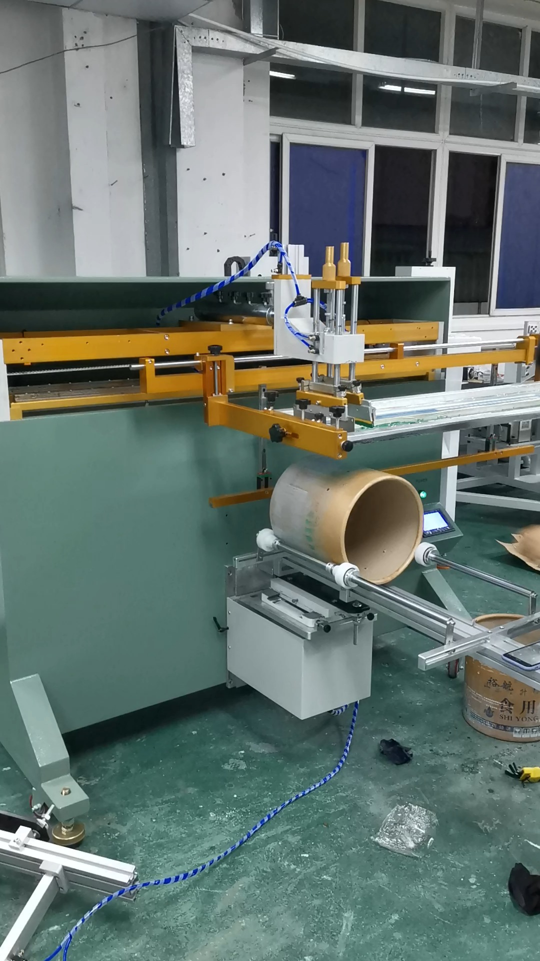 南宁丝印机厂家纸板桶化学纸桶滚印机厂家弧面印刷机东莞骏欣机械