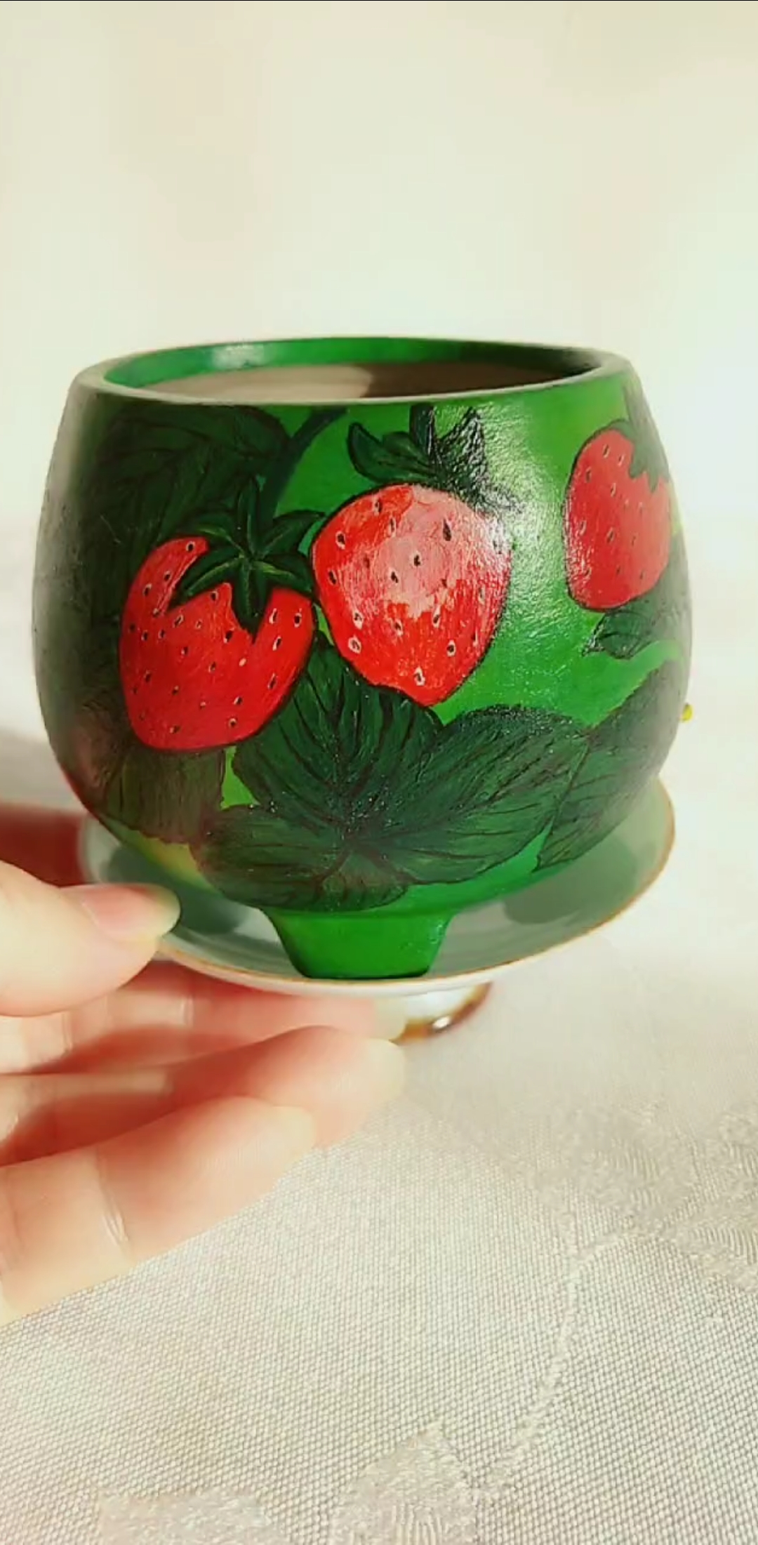 手绘花盆#草莓盆可爱的小草莓,多肉花盆手绘