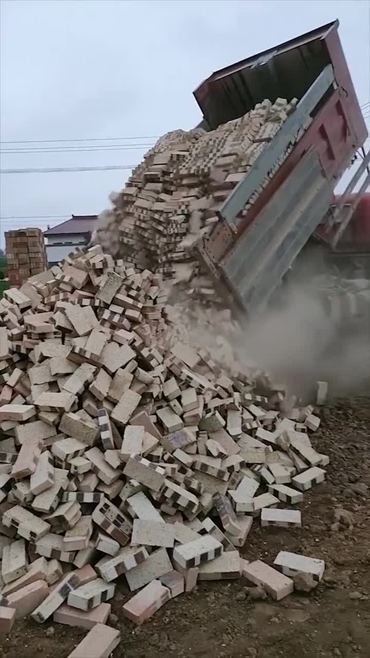 第一次见暴力卸车,一车砖碎了一半,这司机太缺德了!