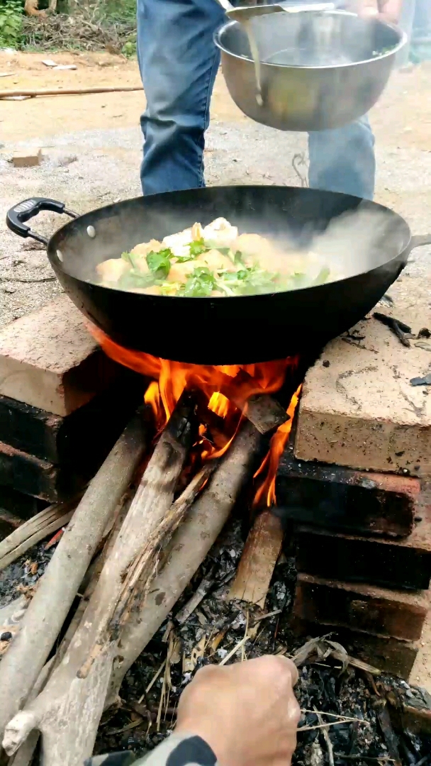 食神大pk#城里人喜欢的柴火菜,青草鱼煮油豆腐