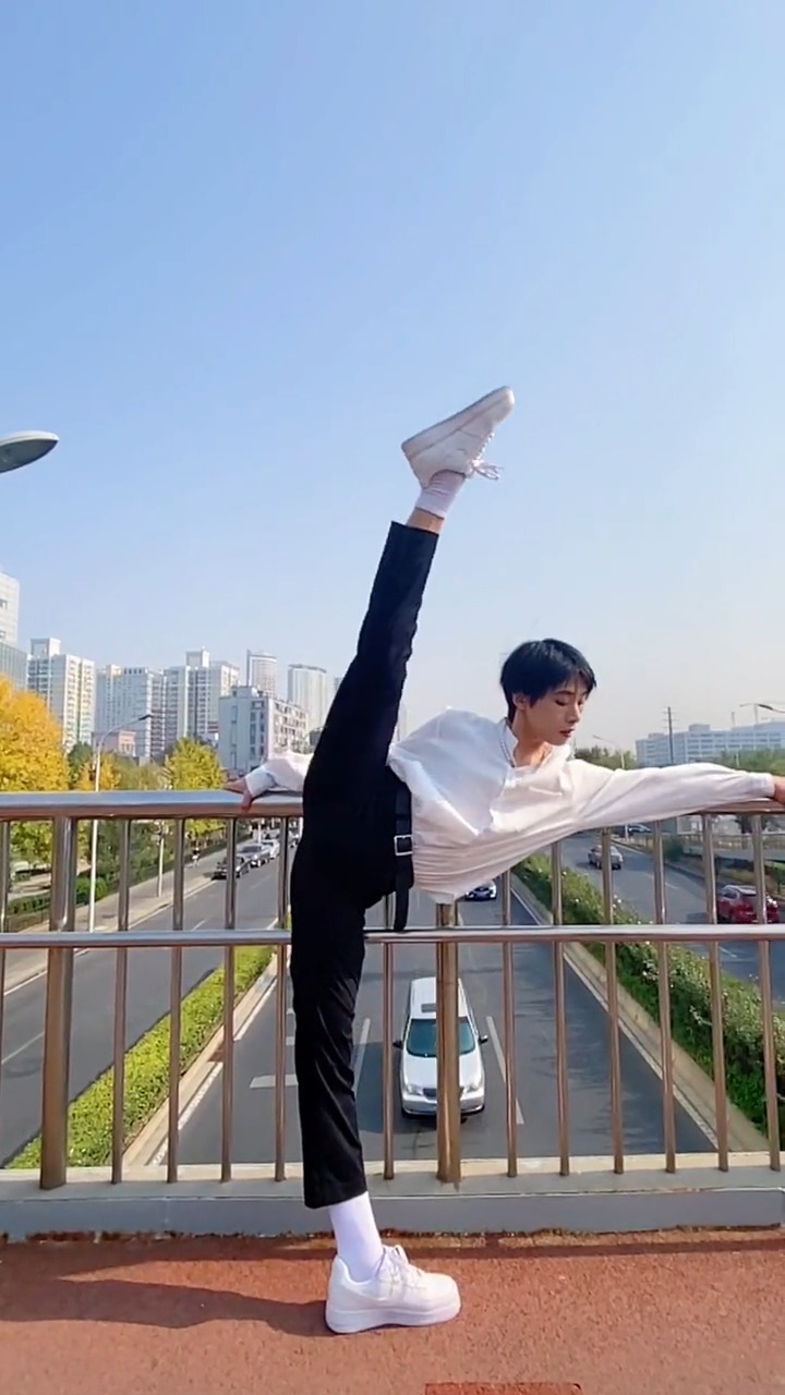 听说跳舞的男孩子都超!快艾特你喜欢的人来挑战!