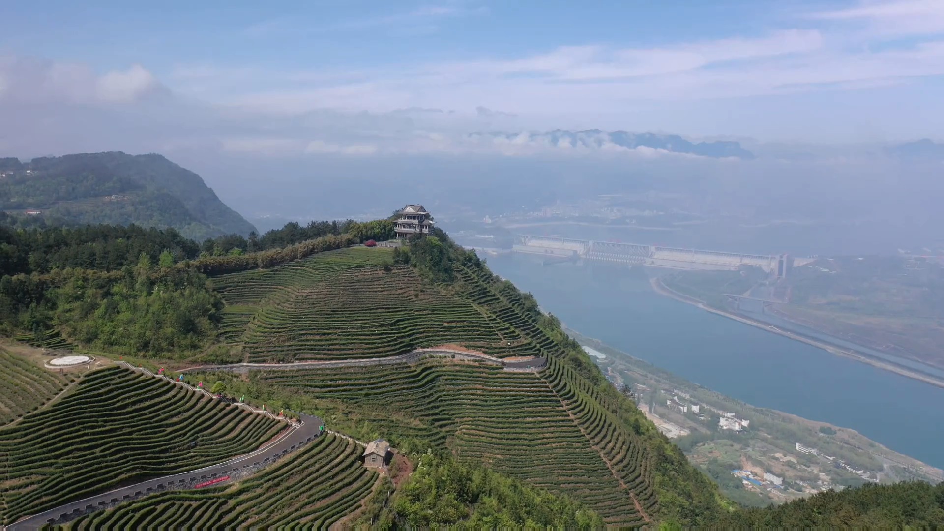 娱乐#航拍三斗坪黄牛岩青云顶茶园,与三峡大坝相映成景