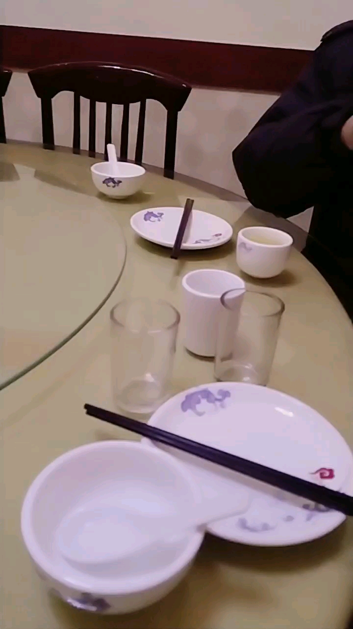 等着上菜呢