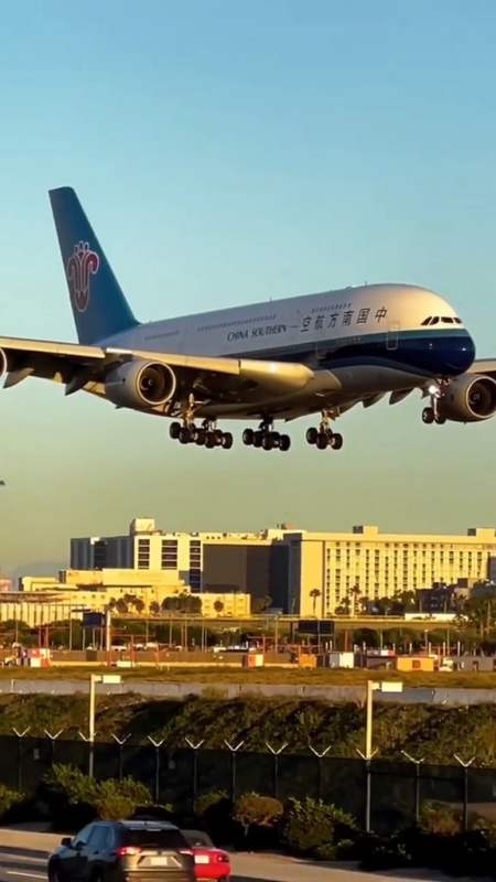 霸气:南航a380在黄昏中震撼降落,中国机组控制飞机完美接地