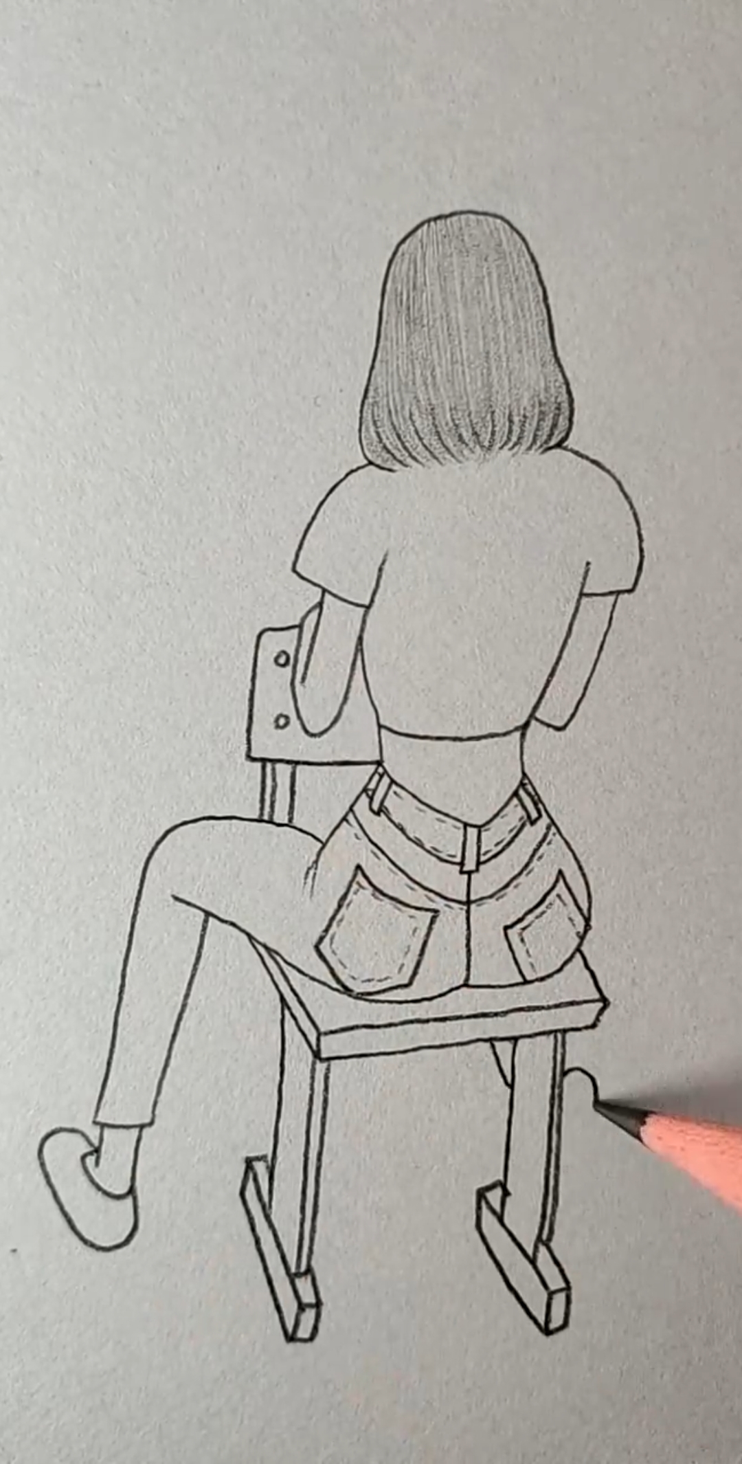 小朋友坐小板凳简笔画图片