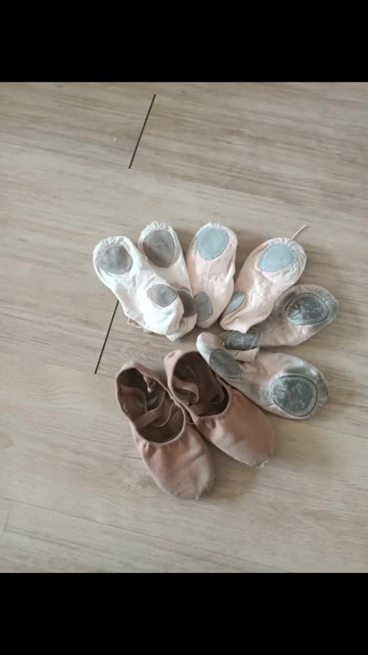 小姐姐一定是舞蹈界的扛把子,穿坏了这么多舞蹈鞋