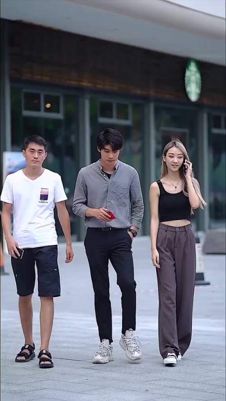 街拍男女之间能做一辈子的朋友就别做两三个月的情侣裤子恋爱日常