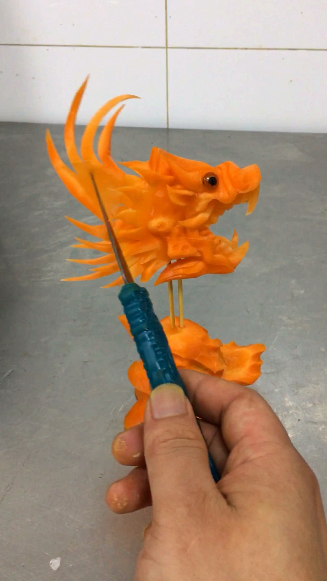 #美食#简单易学的龙头雕刻,两根胡萝卜就够了