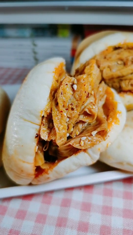 网红灌汤烧饼,大块的豆皮直接夹到刚出炉的烧饼里,趁热舀上一勺料汁儿