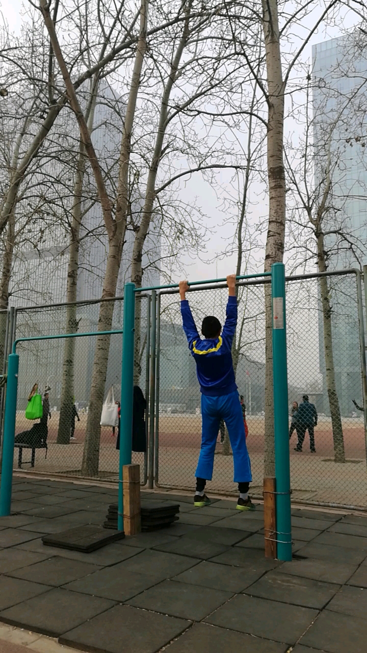 通州体育场#单杠爬墙头,不错