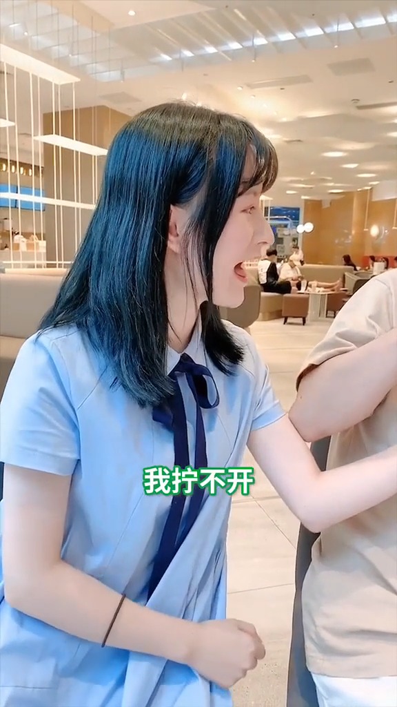 拧瓶盖这种事还是交给妹妹来吧@恋与白侍从#vlog日常#搞笑
