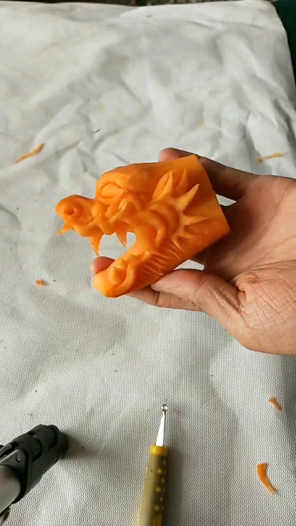 这个萝卜雕刻的是龙头吗?