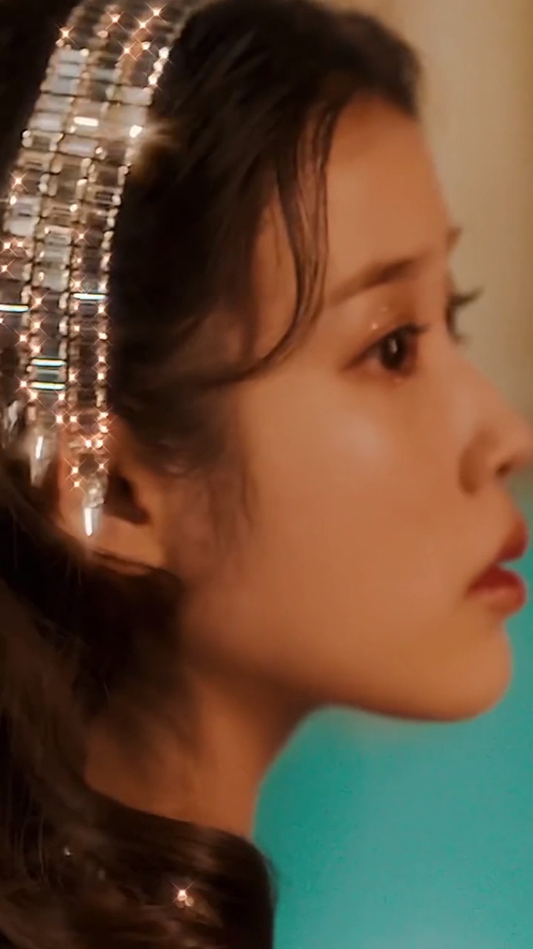 iu#新歌celebrity发布5分钟即破纪录,席卷各大音源榜,丽姐的对手钟行