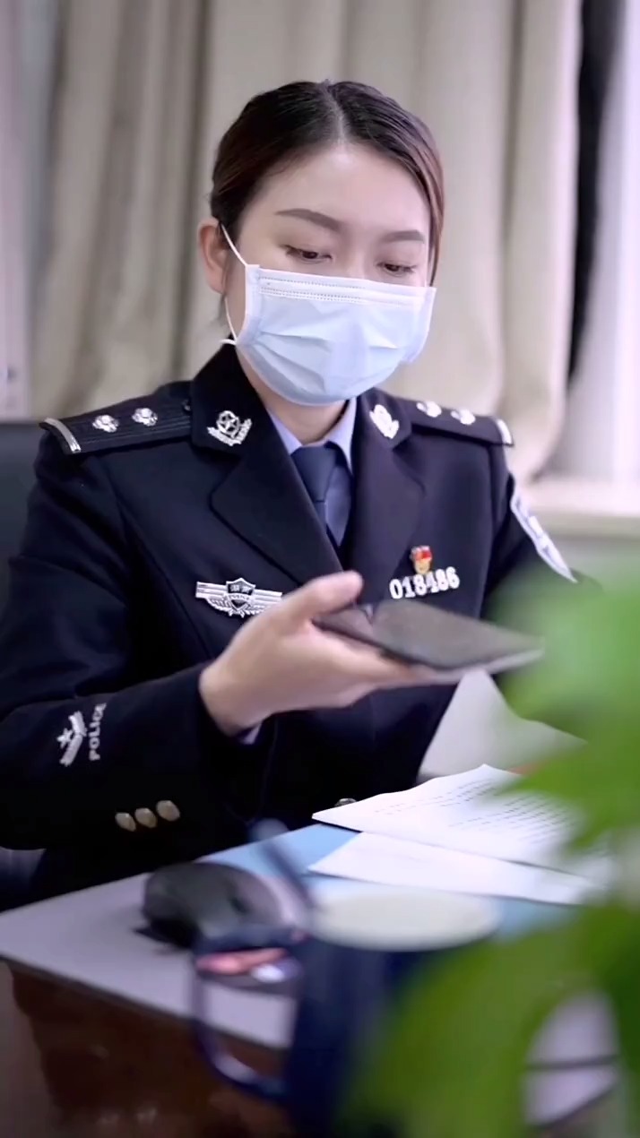 我要上热门#白金手镯套餐来一套警花说防范