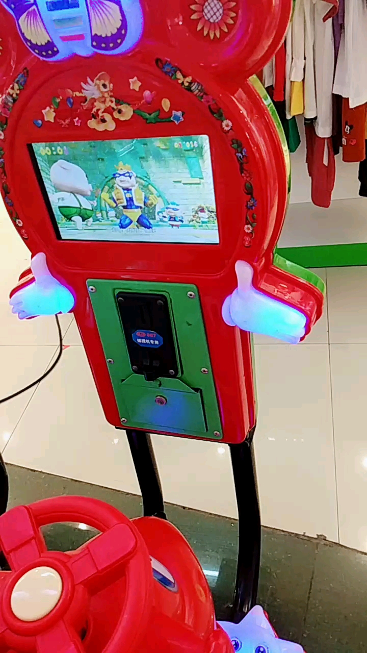 出来六个月了 第一次坐摇摇车 一点儿也不害怕 还觉得好玩