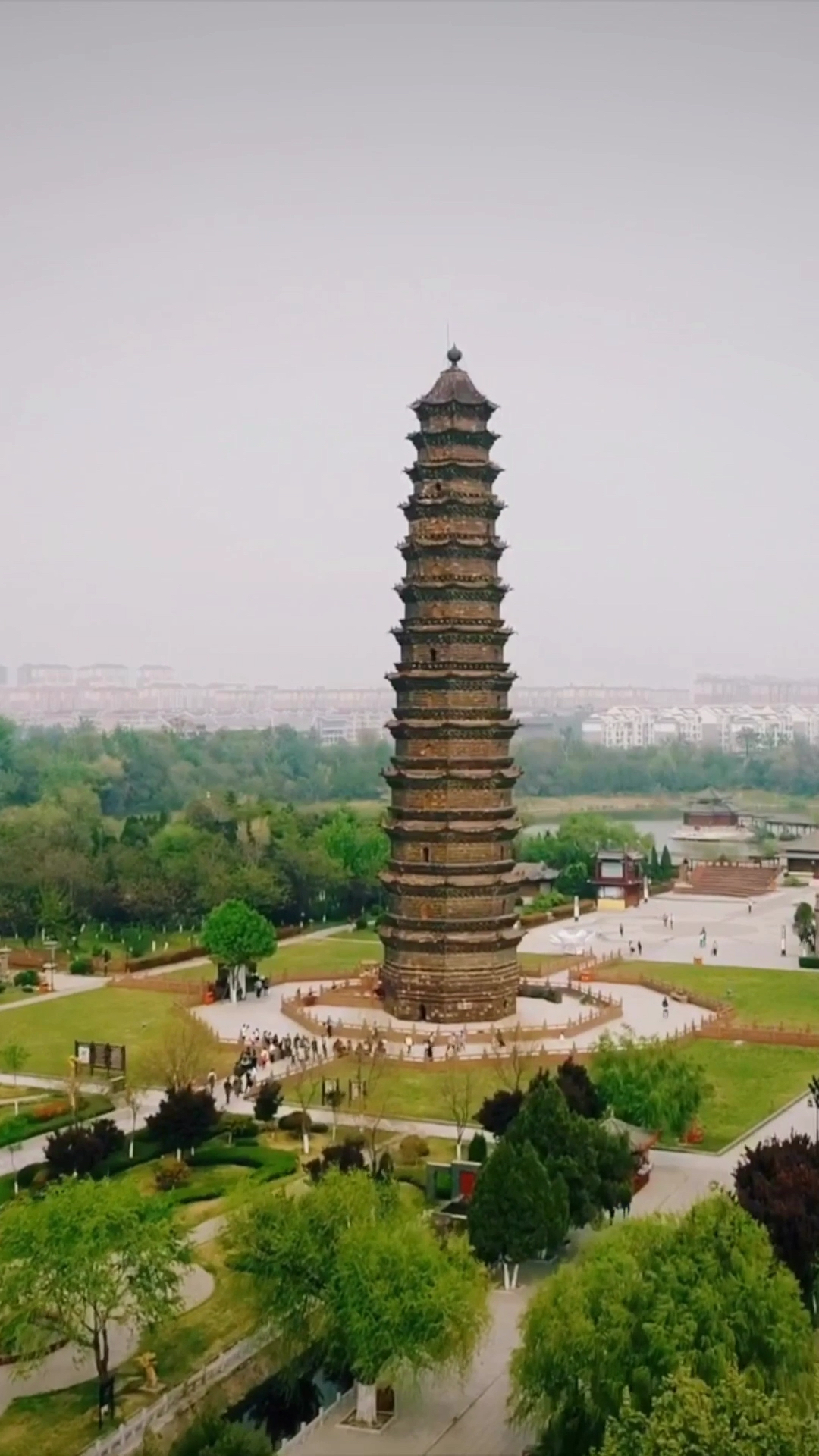 航拍开封铁塔,其实这是座琉璃塔,历经千年,屹立不倒.