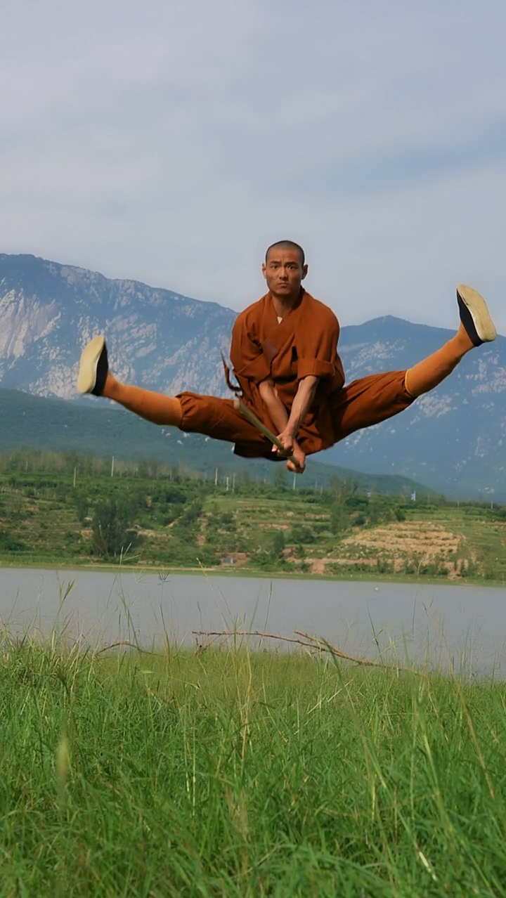 少林功夫#塞外绿洲春似锦,英雄持杖,划破惊天变!