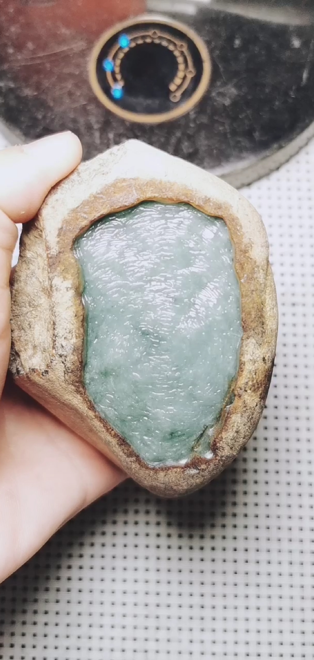 翡翠#翡翠原石,精品开窗达木砍大面积开窗  重494克,尺寸8 6 cmm