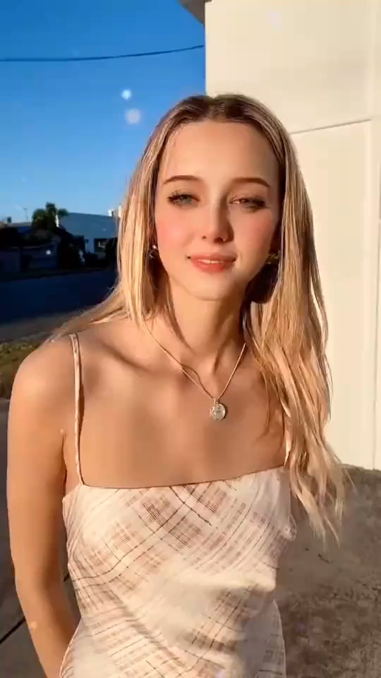 搞笑视频#我有一个小秘密你听alisaaus外国小姐姐芭比妆